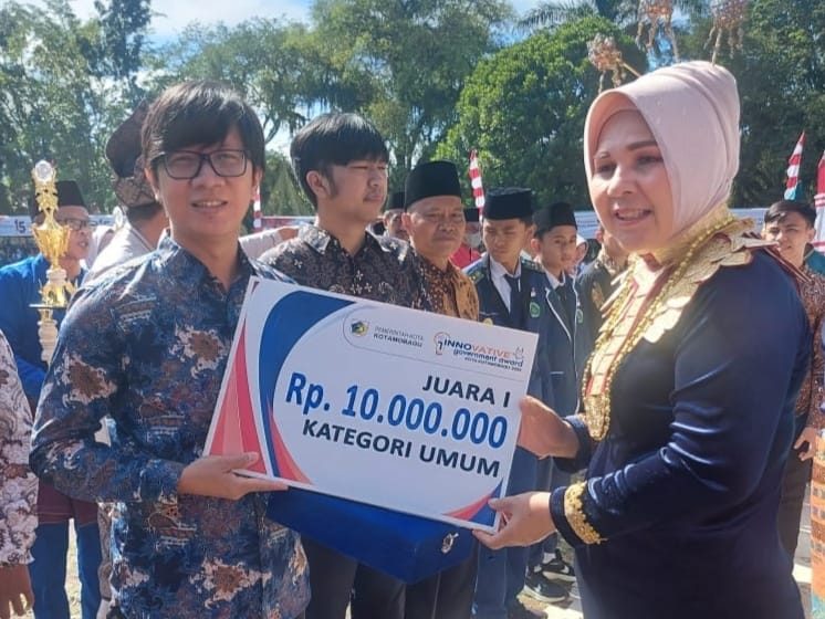 Wali Kota Tatong Bara Serahkan Hadiah Lomba IGA-KK Tahun 2022